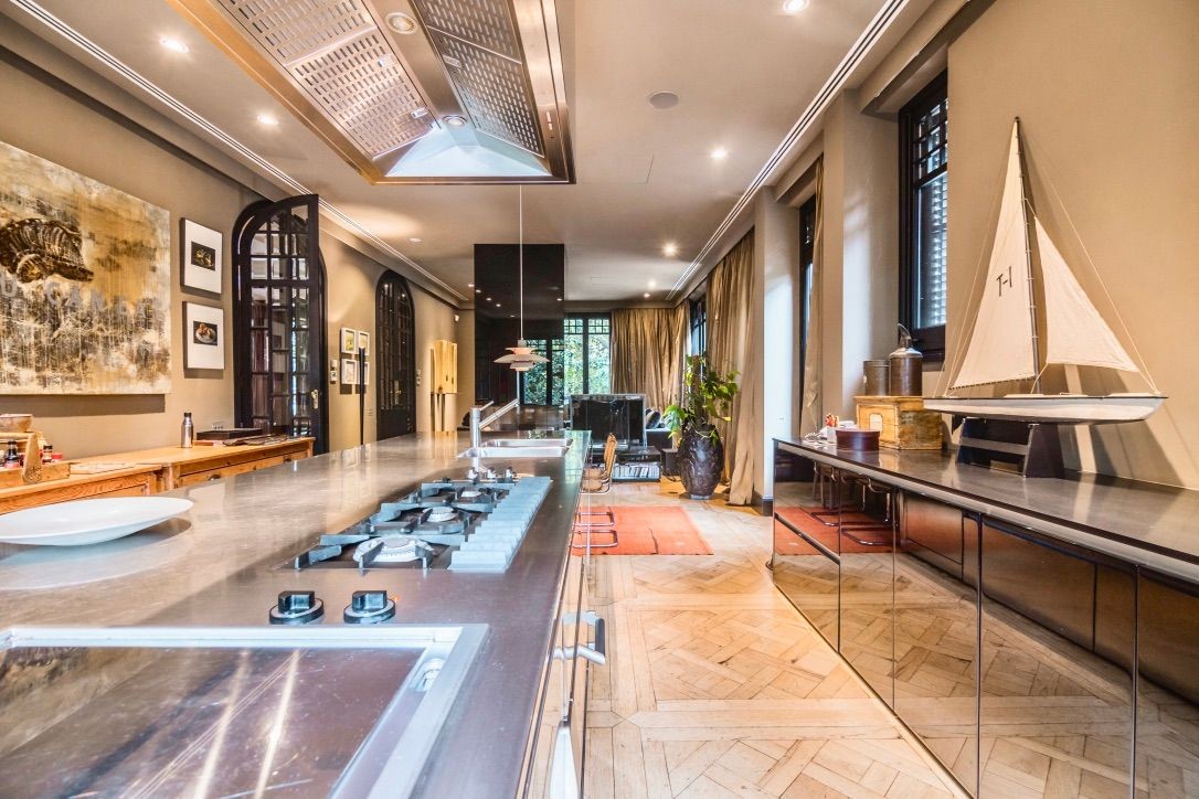 Bucătăria este complet echipată și proiectată în mod unic