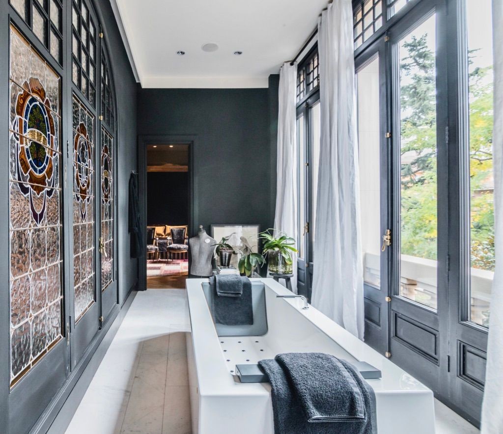 Proprietatea arată lux la orice pas, chiar și în baie