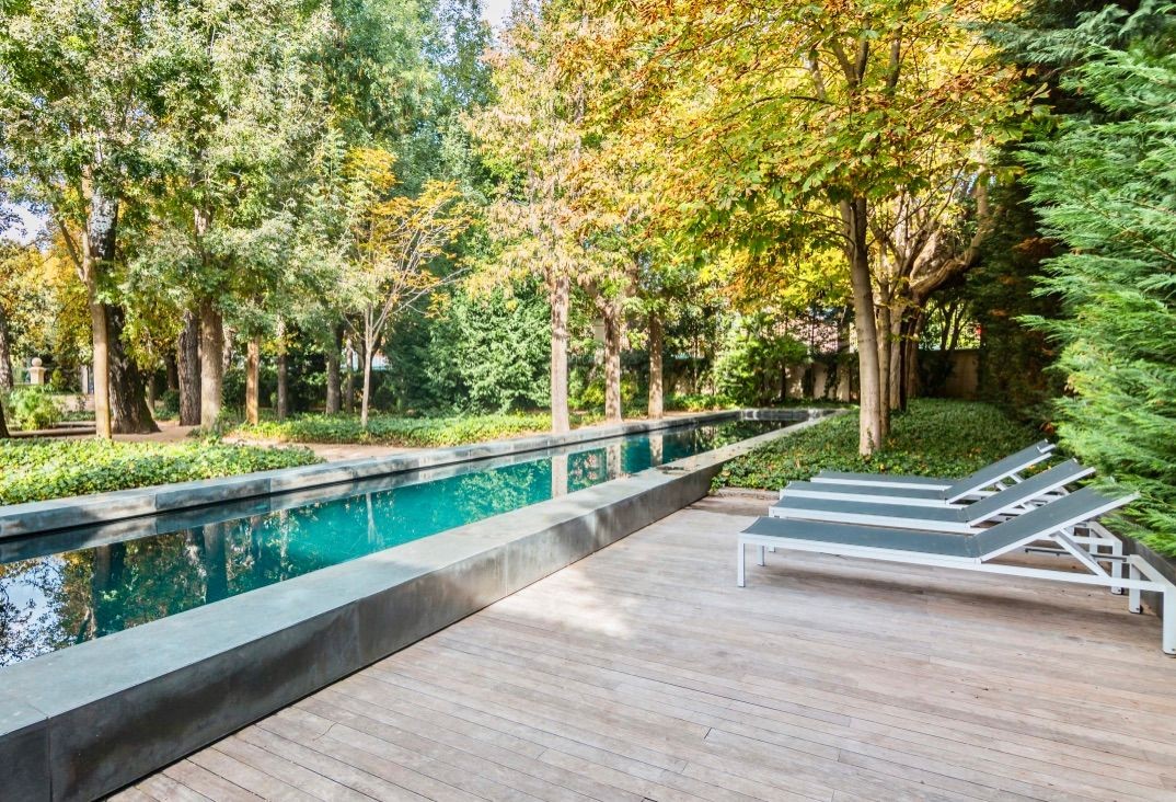 Proprietatea are împrejurimi naturale și o piscină încântătoare