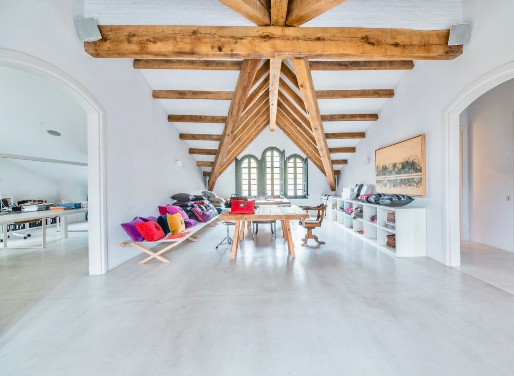 Mansarda mare, polivalentă este luminoasă și prezintă un design cu grinzi expuse