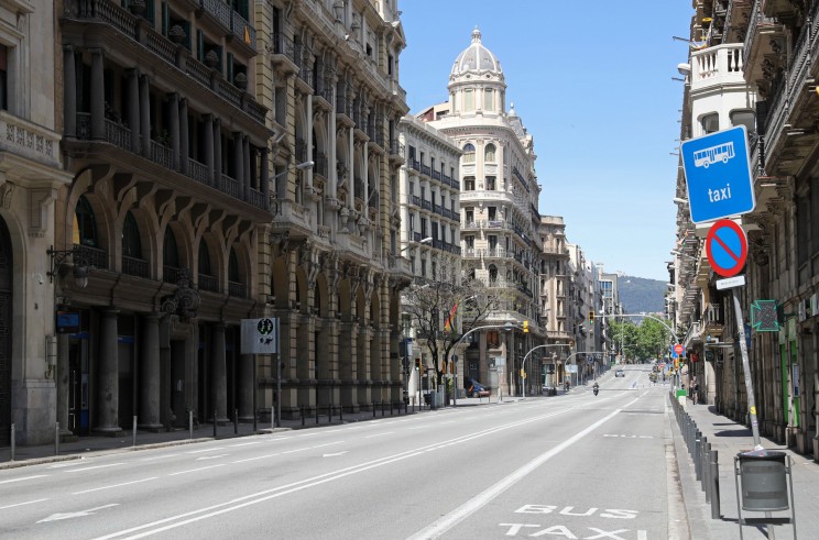Un carrer de Barcelona pràcticament buit / Gtres
