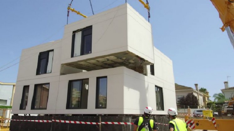 Eines der Fertighäuser von AEDAS / AEDAS Eines der Fertighäuser von AEDAS / AEDAS