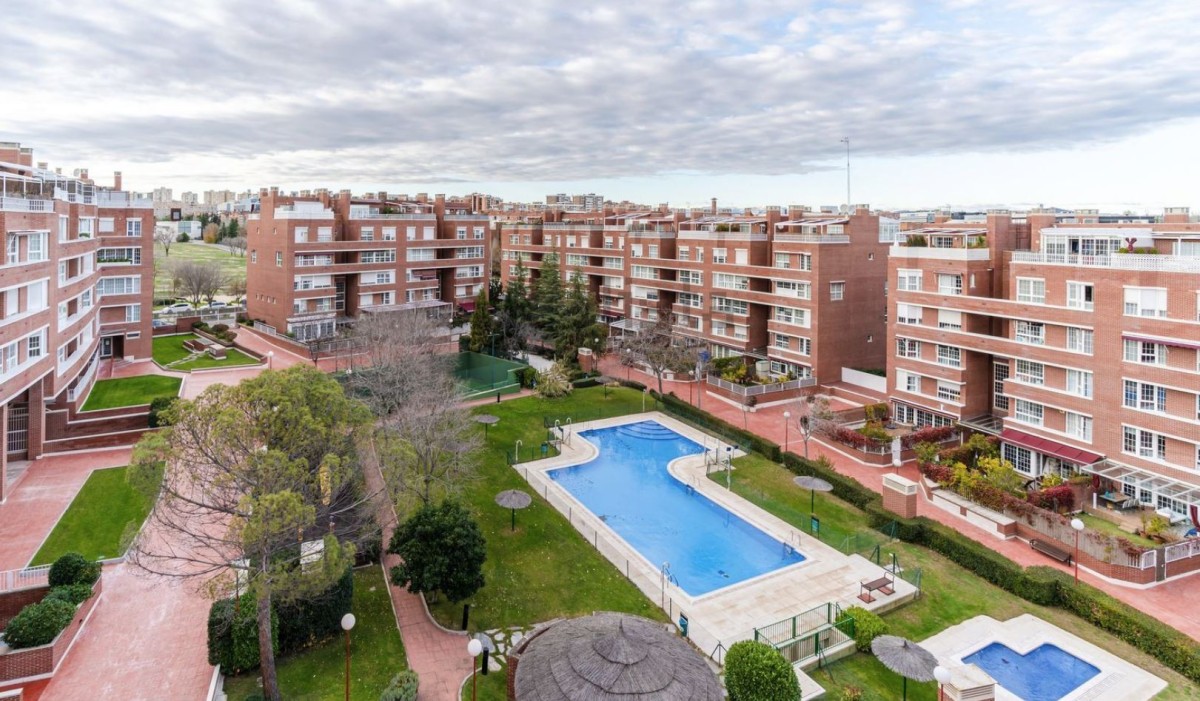 Las piscinas comunitarias no cumplen los requisitos para abrir, según los administradores de fincas