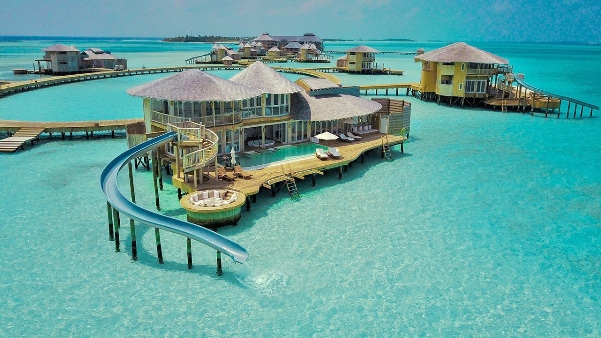 Una villa de ultralujo sobre las aguas cristalinas de las Maldivas