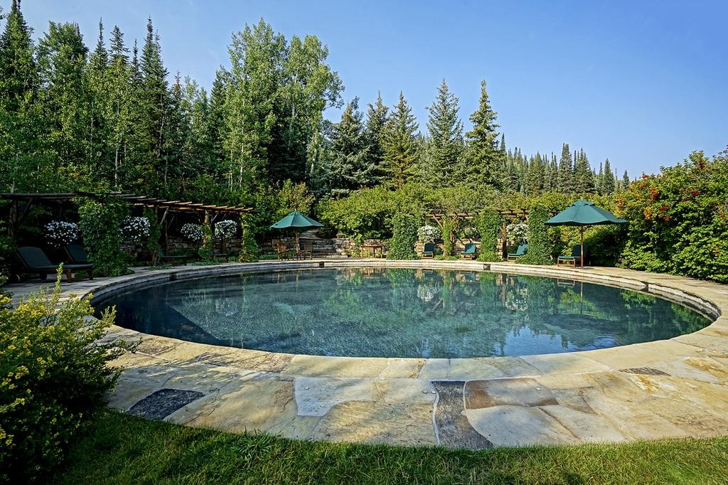 Bonita piscina entre jardines