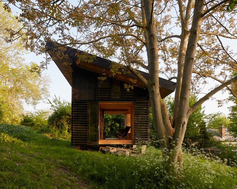 Una minicasa de madera hecha para vivir en medio del campo o del jardín