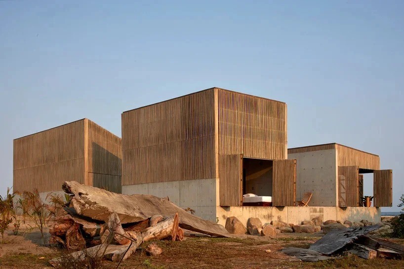Una casa modular de madera de palmera y hormigón con mucho estilo en la costa mexicana