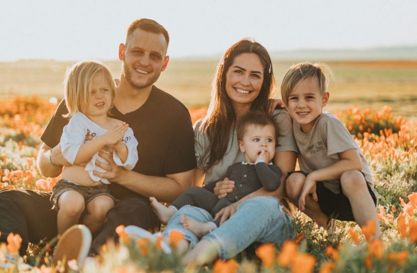La familia con dos hijos y un tercero en camino es considerada numerosa para ahorrarse el ITP y AJD