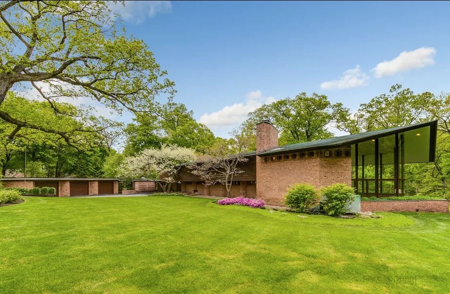 Esta casa diseñada por Frank Lloyd Wright con un salón que parece una catedral ya tiene nuevo dueño