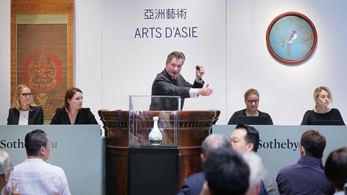 Un jarrón chino descubierto en un ático de París se vende en Sotheby's por 16 millones