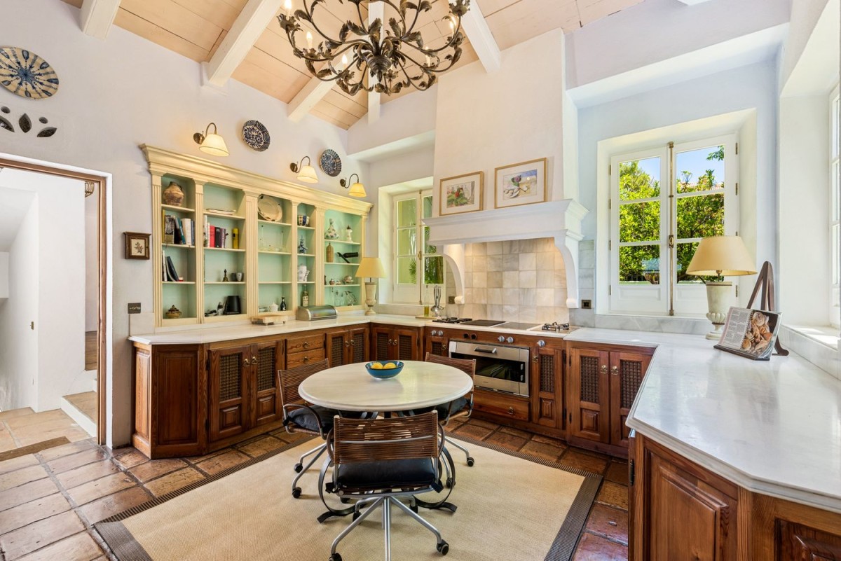 Die Villa verfügt über eine große Küche mit traditionellen Designelementen