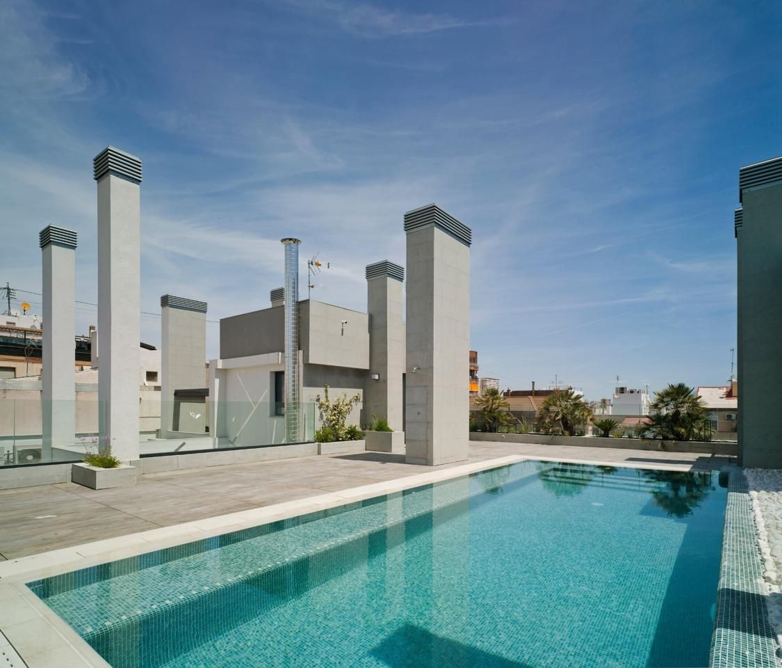 La propriété a une piscine sur le toit et beaucoup d'espace pour bronzer