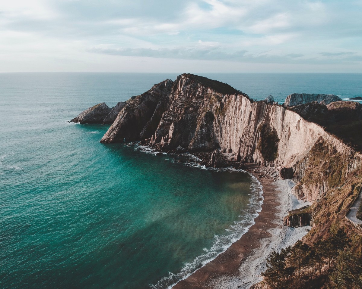 Playa del Silencio din nordul Spaniei este una dintre cele mai liniștite plaje din Spania / Foto de Ines Álvarez Fdez pe Unsplash