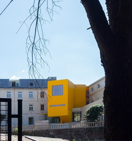 El bloque amarillo es la conexión con las partes antiguas