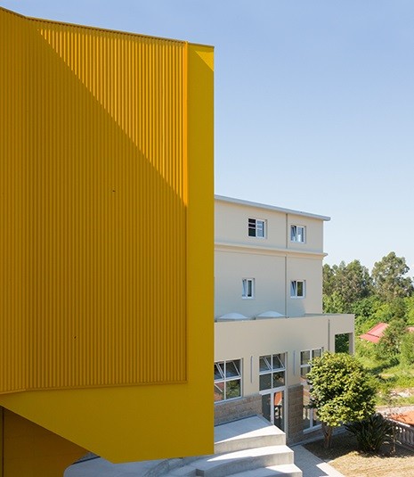 Tiene zonas para reuniones