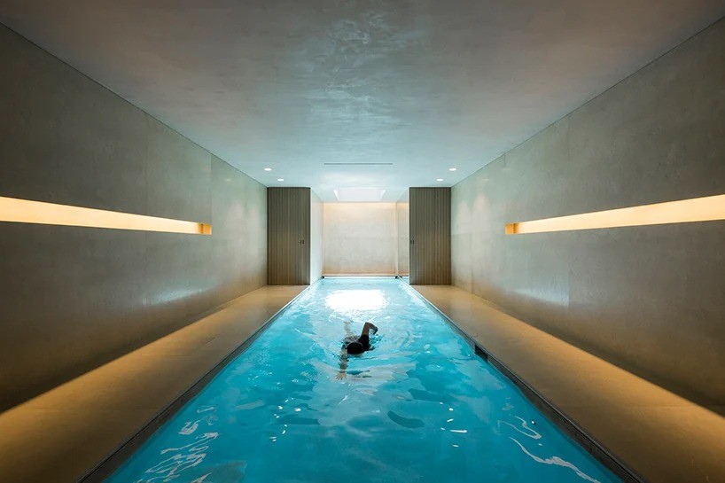 Esta clásica casa de Nueva York esconde un estilo moderno con piscina en su interior