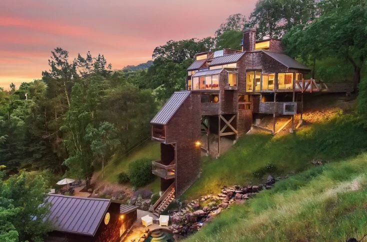 Una impresionante vivienda con vistas a la montaña y con su propio funicular