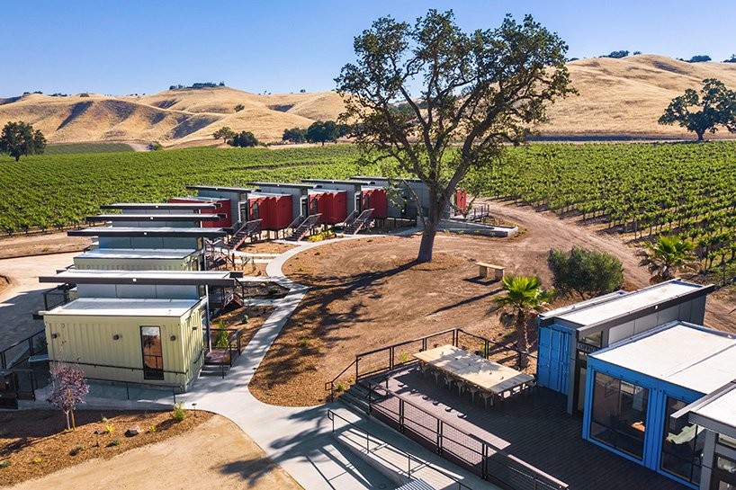 Un hotel ecológico hecho con contenedores de transporte en medio de unos viñedos en California
