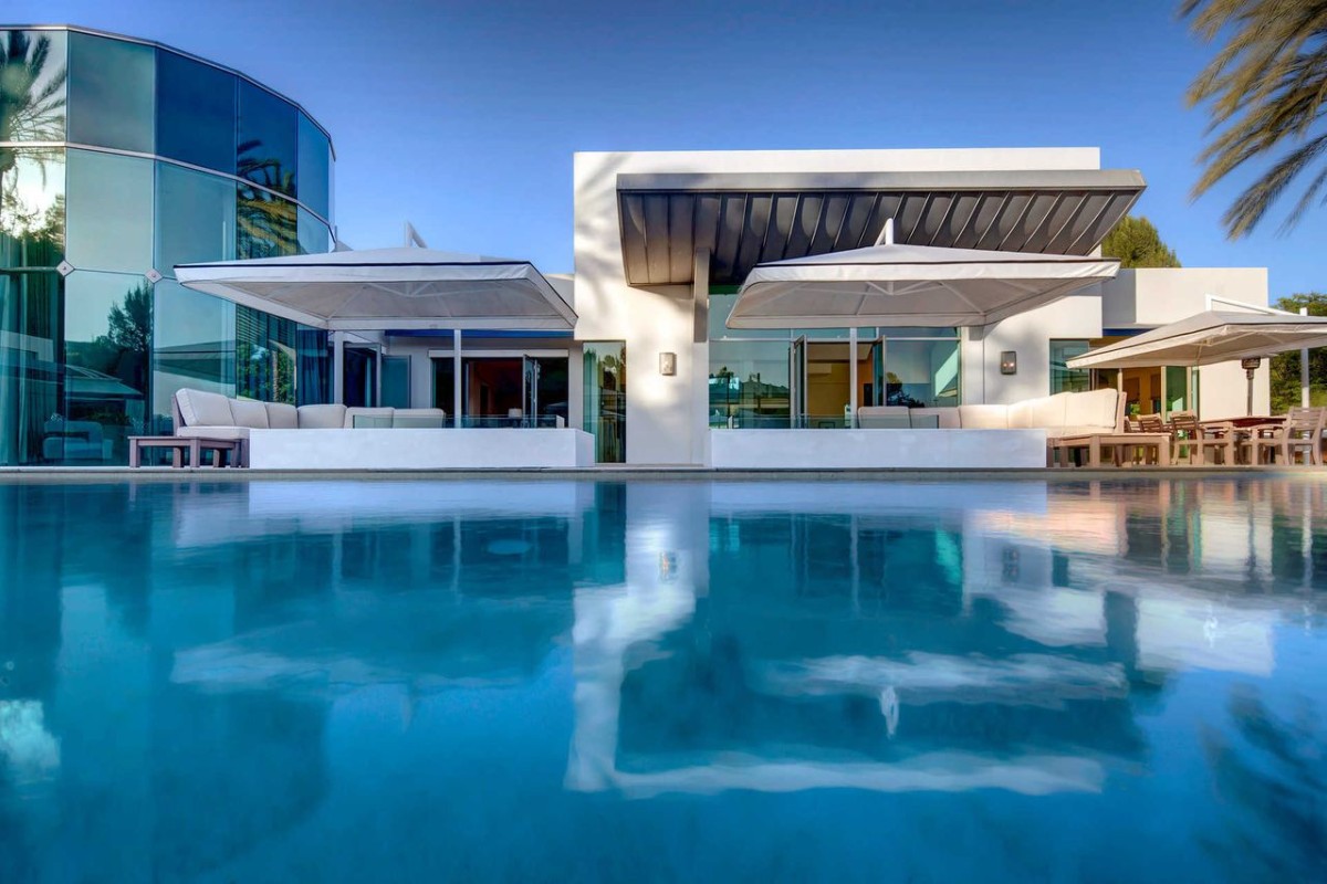 Una megamansión con estilo en pleno Beverly Hills con piscina, spa y mucho más