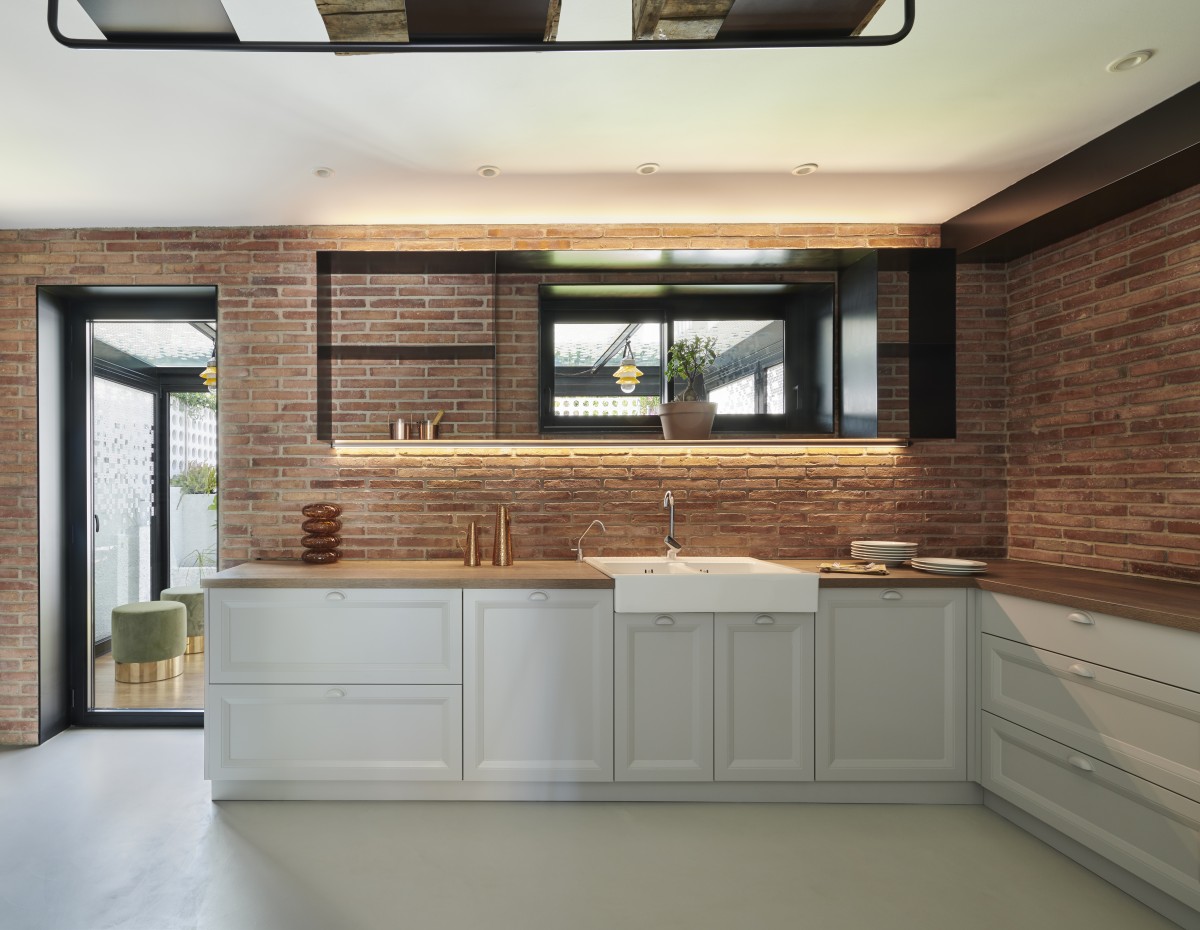 Los muebles contrastan con la pared