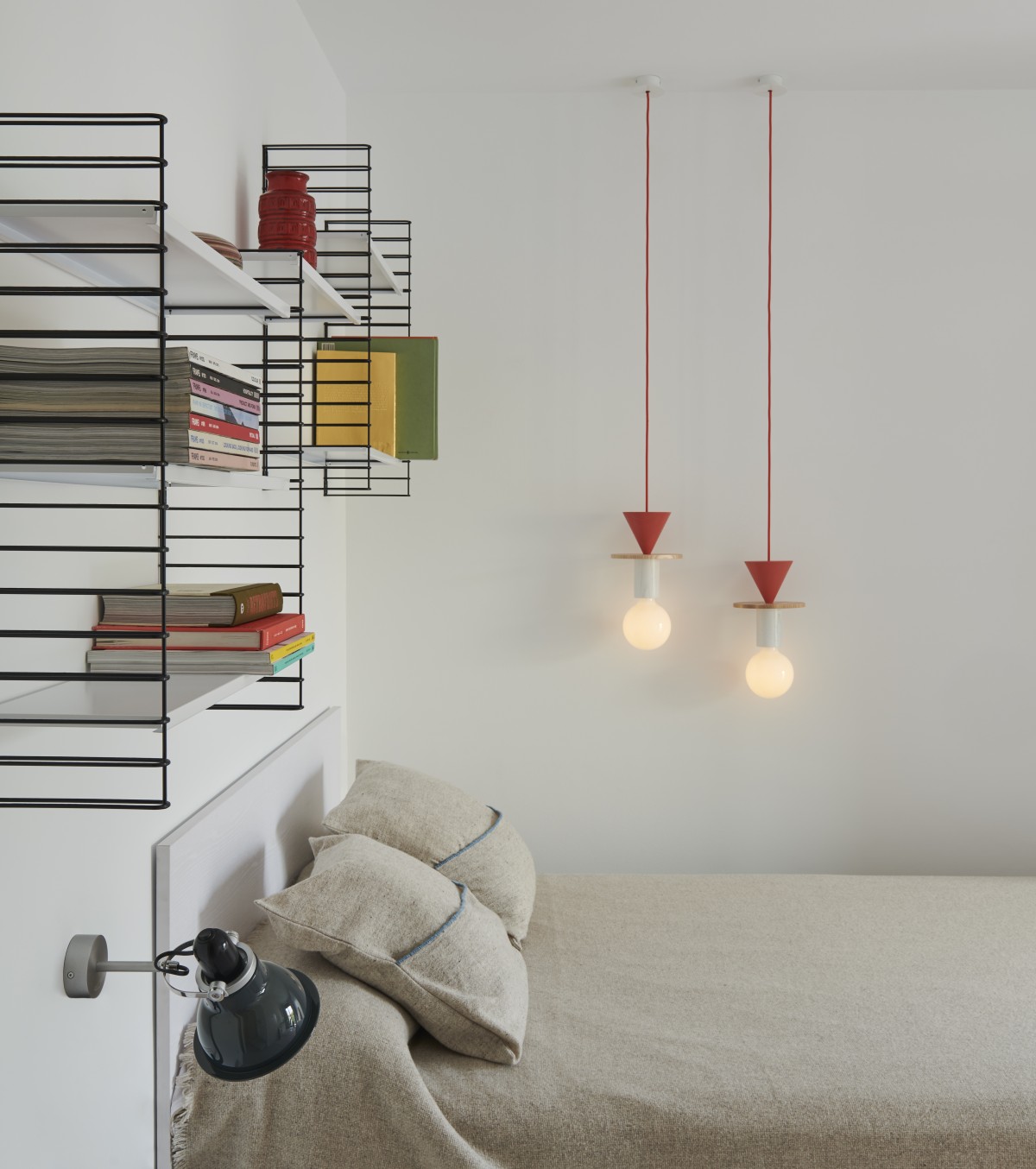 Destacan las lámparas y las estanterías de pared