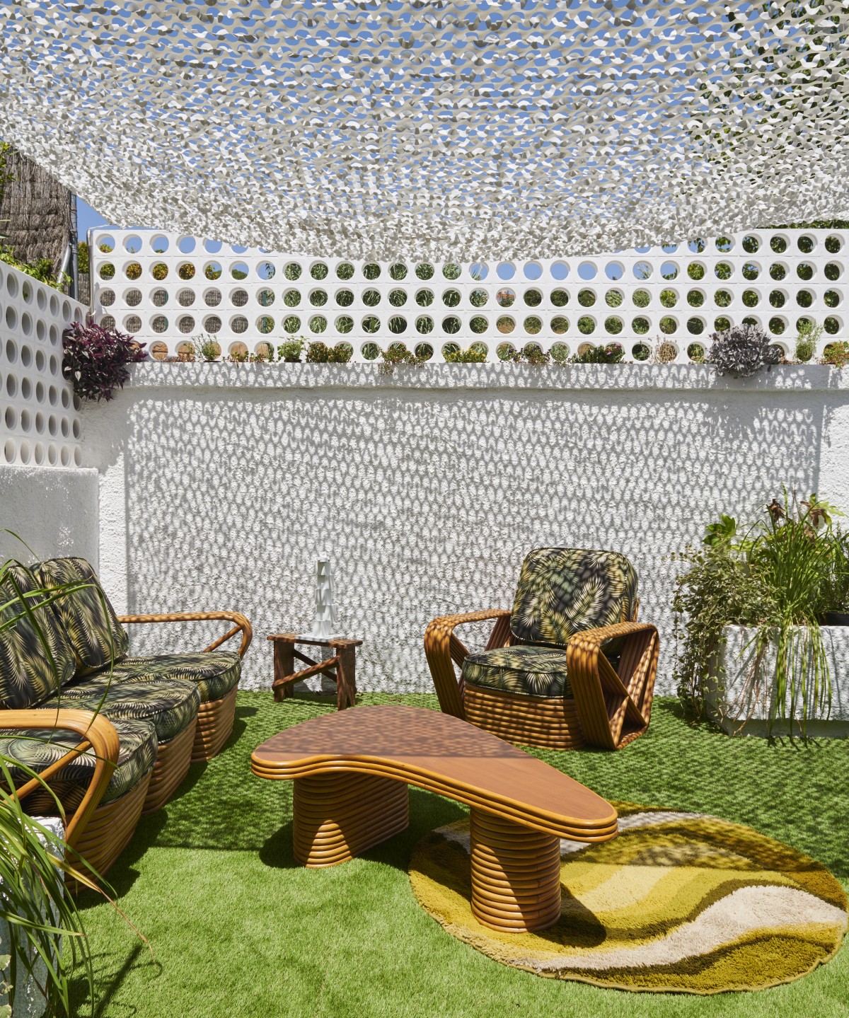 Con diferentes sofás y sillones