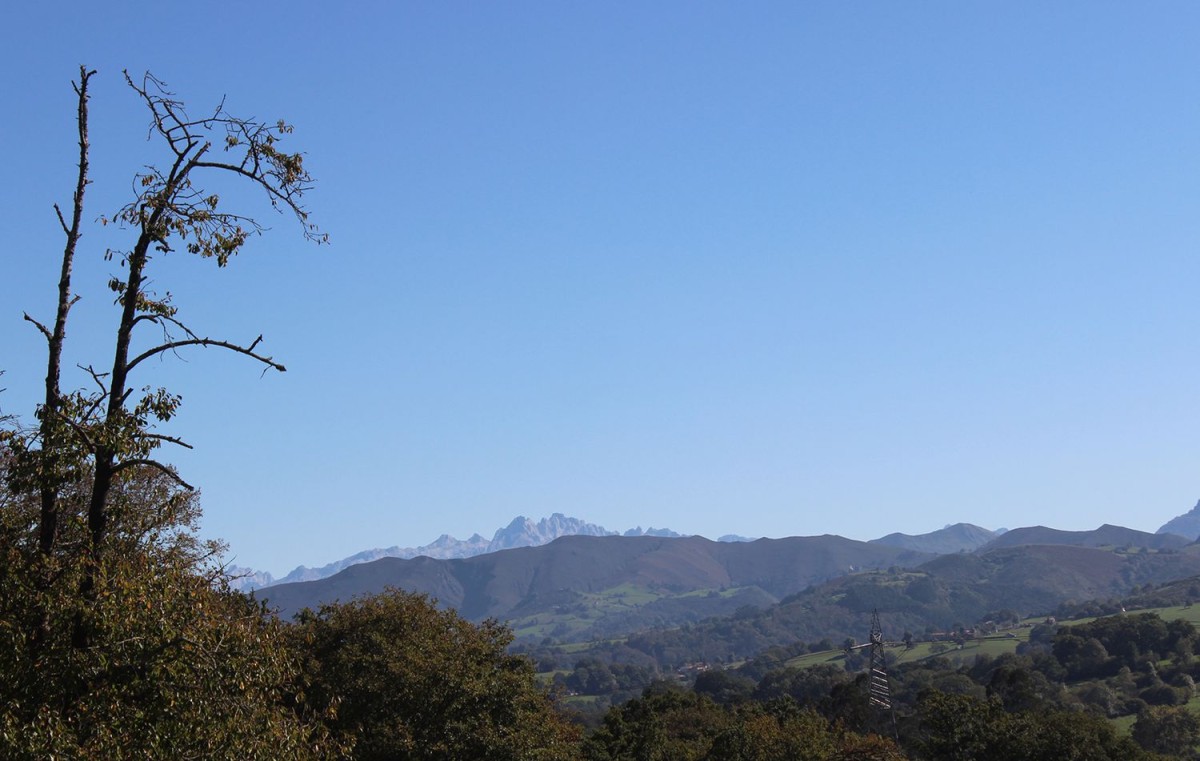 La poalele muntelui Picos de Europa, satul se bucură de vederi minunate