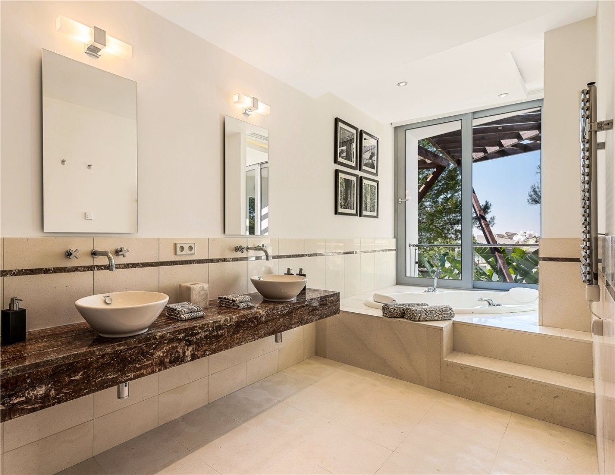 Il lussuoso bagno offre splendide viste sul mare