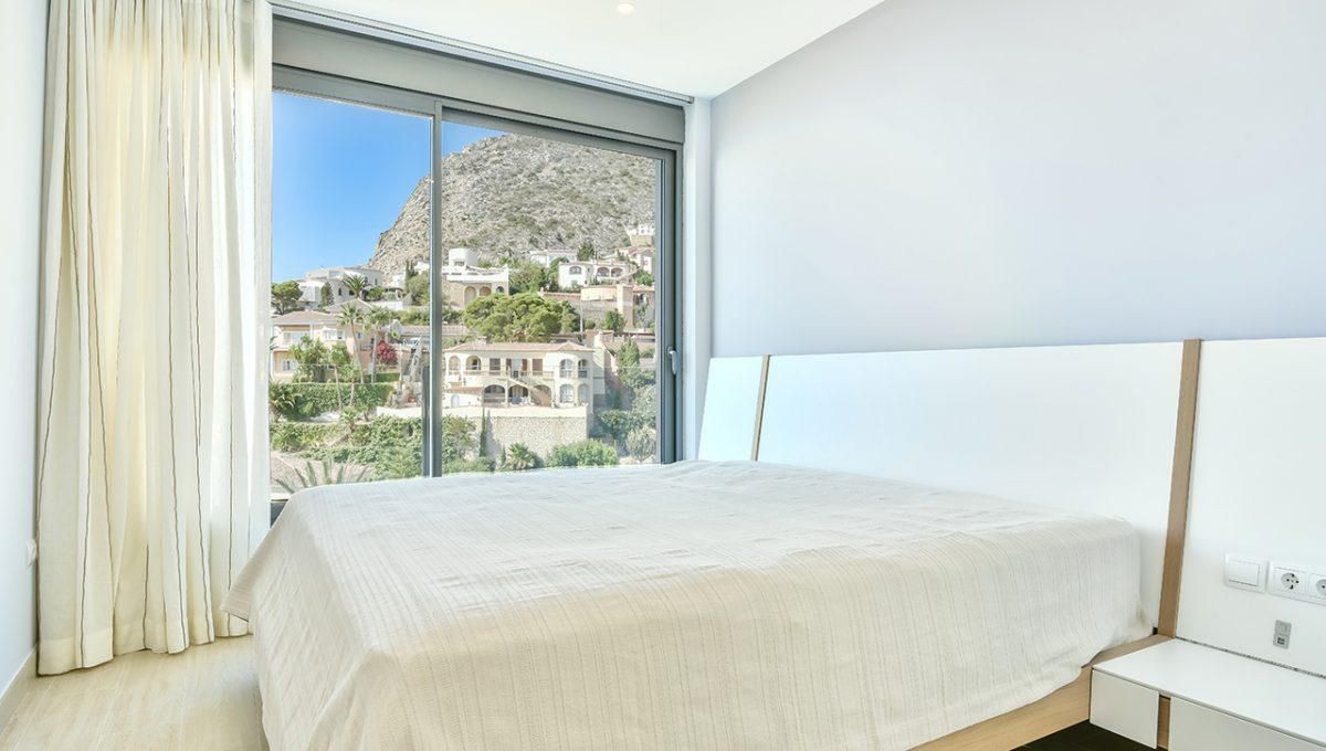 Helles Schlafzimmer mit atemberaubender Aussicht