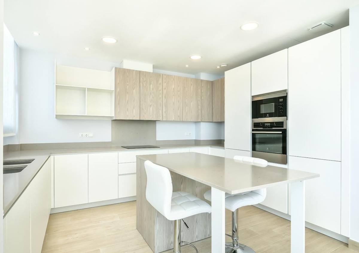 Moderne Küche mit Frühstückstheke