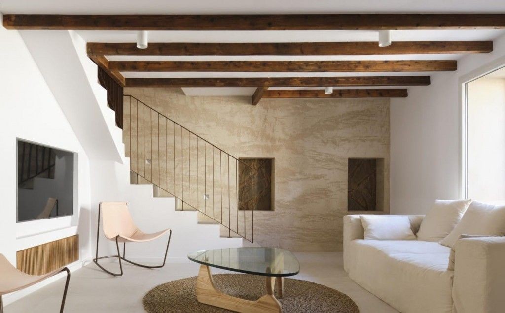 The main living room is bright and spacious The main living room is bright and spacious