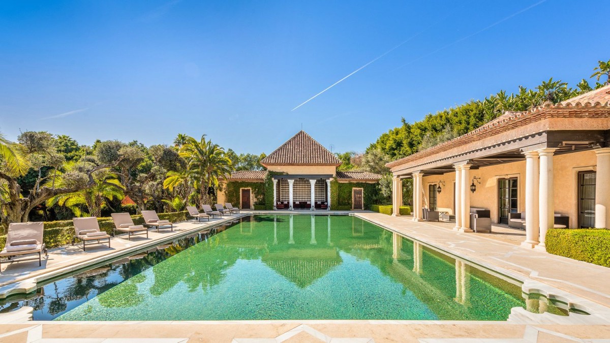 The property has an impressive, large swimming pool