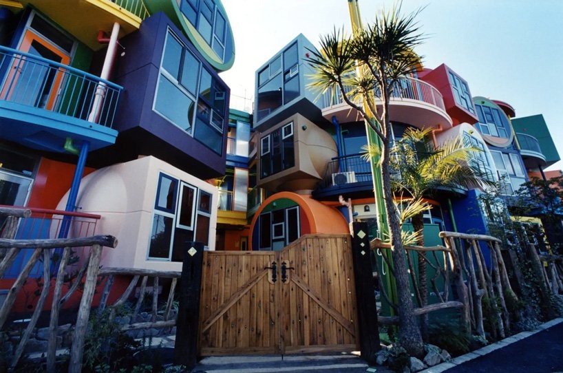 Un complejo de apartamentos que parecen de juguete, pero son de diseño