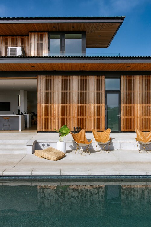 Con sillas para disfrutar al aire libre