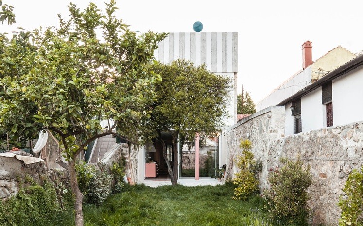 Una reforma de diseño revive una bonita casa abandonada del siglo XVIII en Oporto