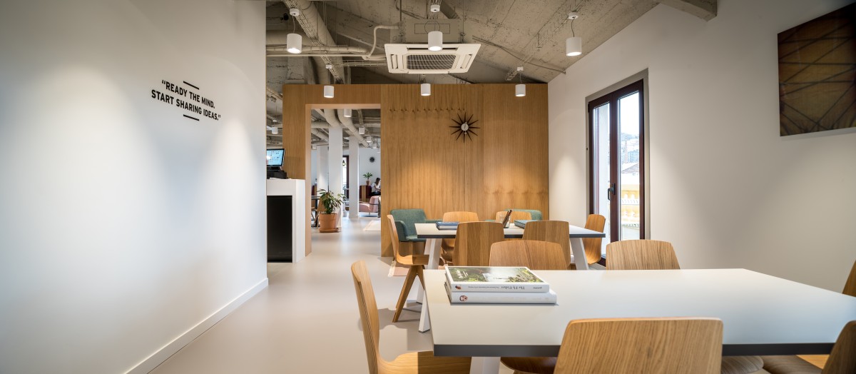 Tiene zonas para el ocio y el descanso