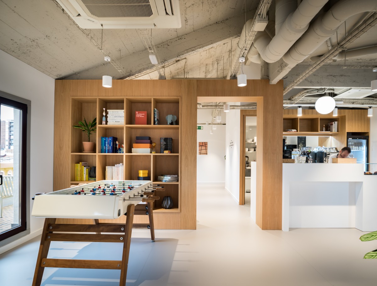 Incluye un futbolín