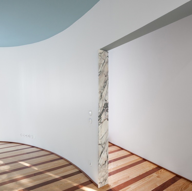 Destacan los detalles de mármol