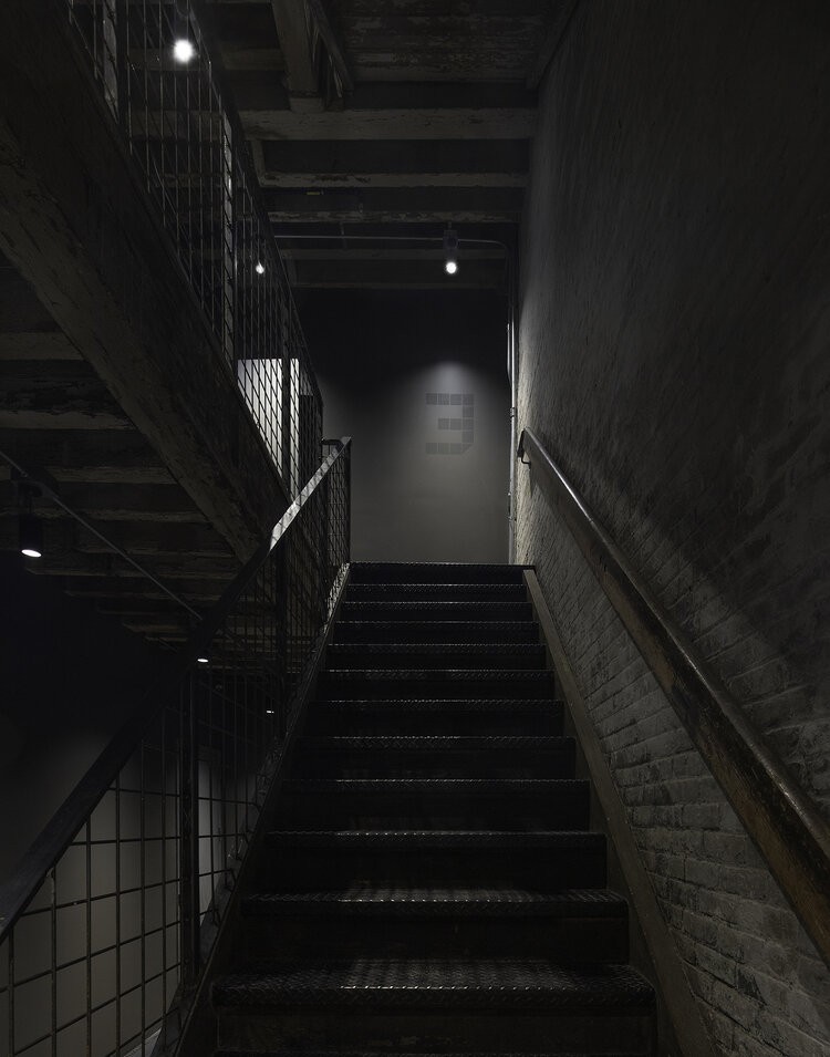 También ofrece espacios de trabajo a los artistas