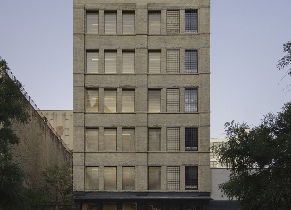 Una histórica fábrica de Brooklyn resurge como unas modernas oficinas con espacios para los artistas