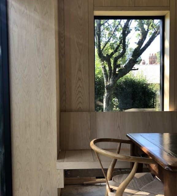 Muebles fabricados a mano por un artesano local