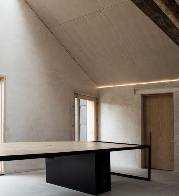 Techos inclinados y grandes mesas de trabajo