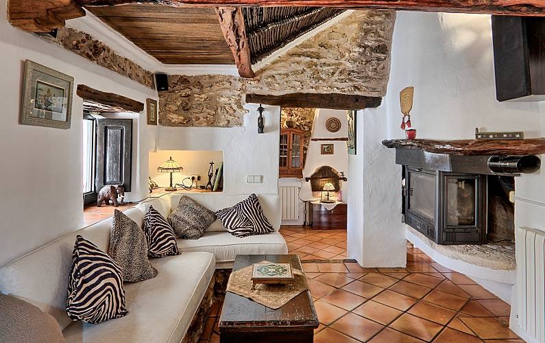 casa-campo-ibiza-chimenea