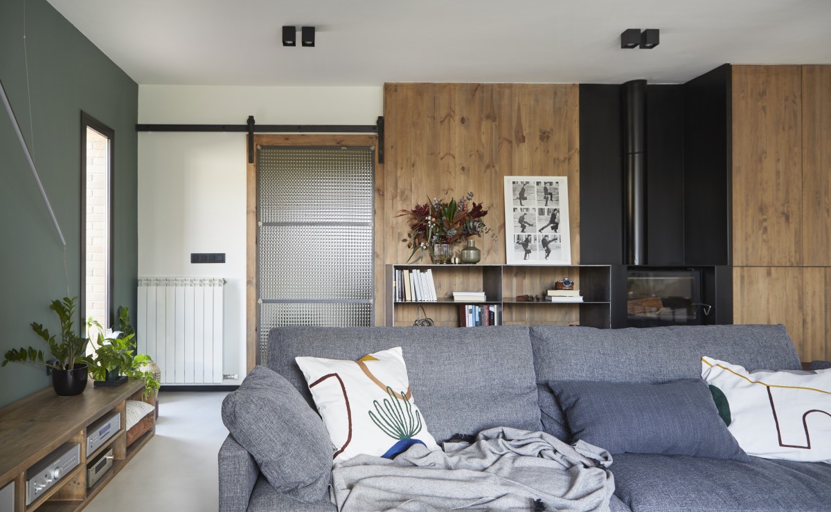 Los sofás rompen con la decoración base