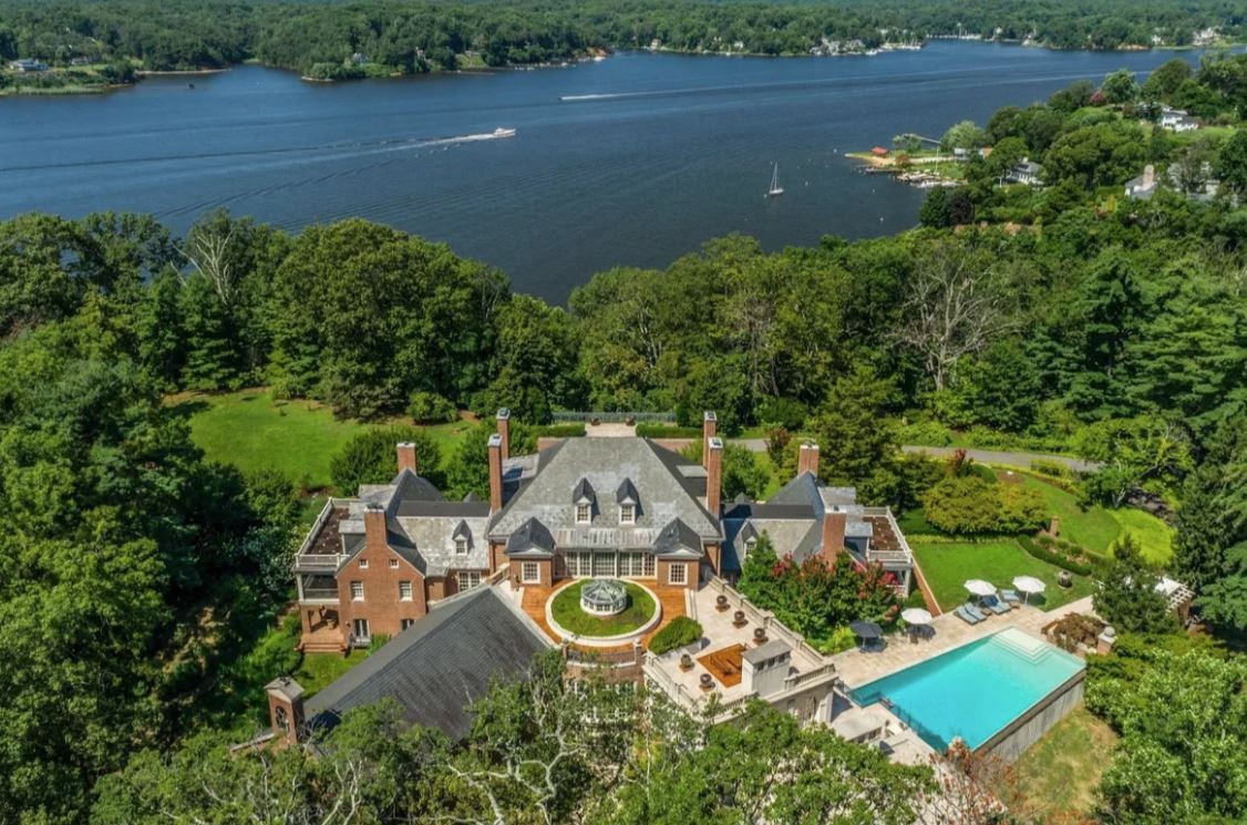 La mansión de un millonario americano que tiene pasadizos secretos y una iglesia con historia