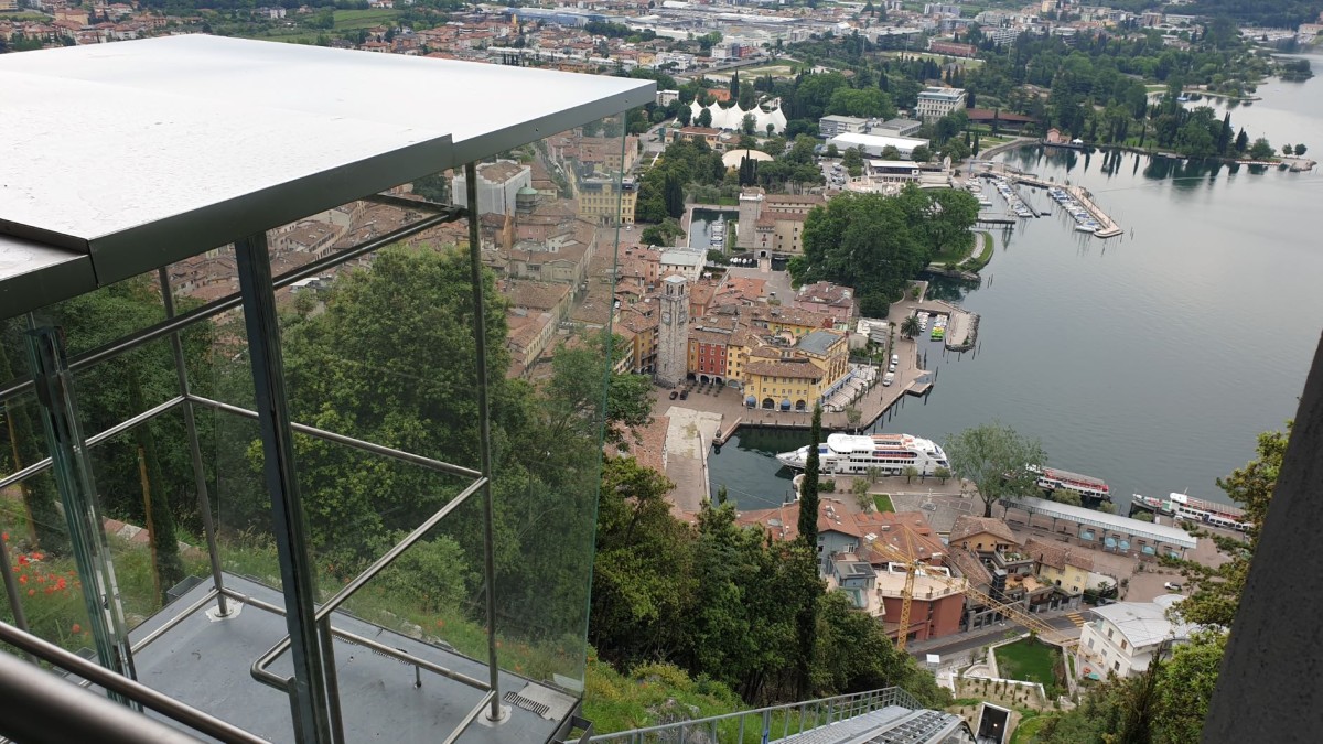 Un ascensor acristalado para disfrutar de unas fabulosas vistas al norte de Italia