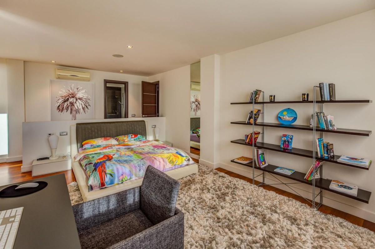 Os quartos na propriedade são espaçosos e luminosos