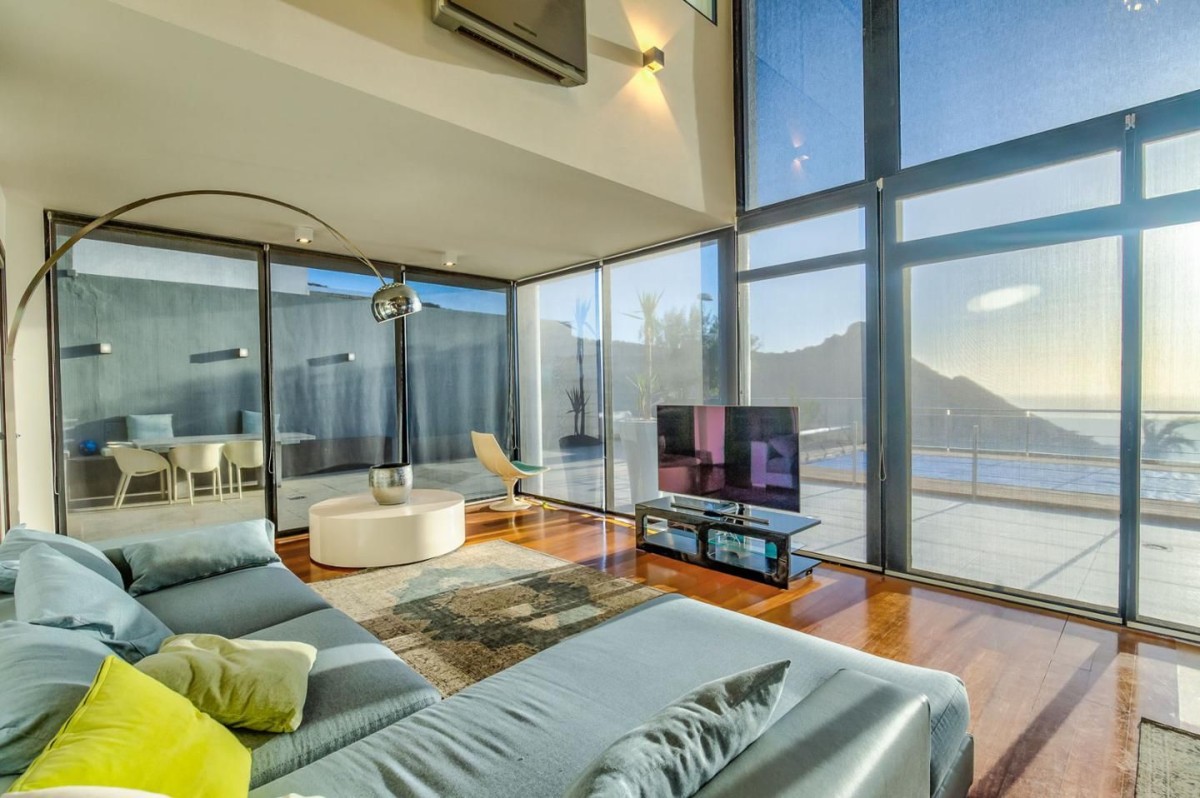 A sala de estar é espaçosa e goza de uma vista espetacular