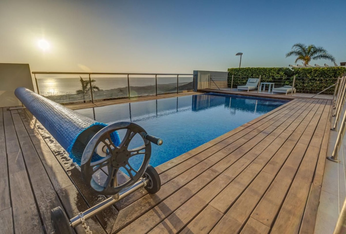 A propriedade tem uma piscina de luxo