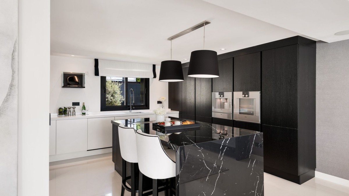 La cucina moderna segue la stessa combinazione di colori monocromatici